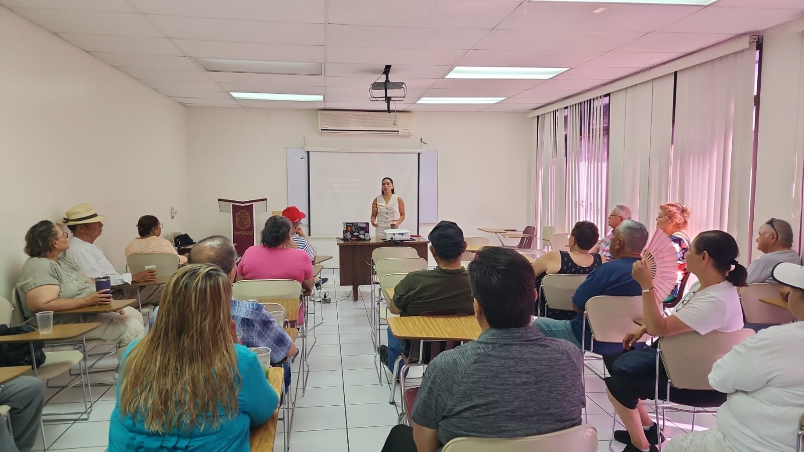 Taller impartido para derechohabientes de ISSSTECALI